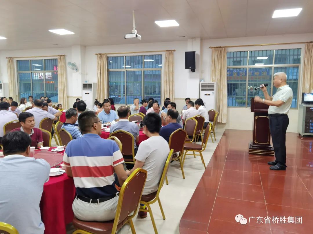 一支教鞭二?清風(fēng)，三尺講臺(tái)桃李芬芳